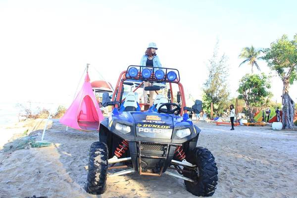 Không lãng mạn kiểu như Coco Beach, tuy nhiên khi tới đây bạn sẽ được tận hưởng nhiều trò chơi tốc độ và cảm giác mạnh như : Chơi jetski, cano ngắm mũi Kê Gà, lặn ngắm san hô, bắt nhum, dịch vụ xe UTV tự lái. Ảnh: FB Vũ Thanh Phương