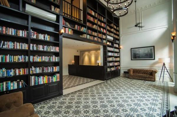 Thư viện sách ấn tượng tại Khách sạn The Alcove Library Sài Gòn.