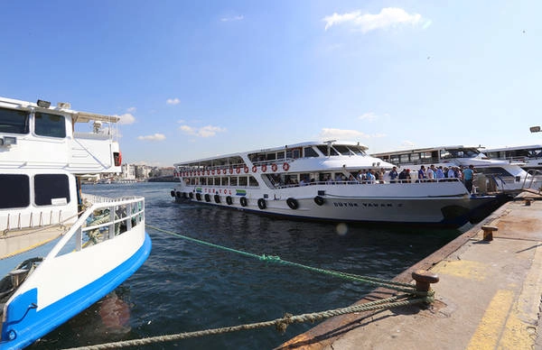Eo biển Bosphorus ở Istanbul có nhiều bến du thuyền phục vụ du khách vãn cảnh hai châu lục. Đây là thành phố duy nhất trên thế giới nằm giữa hai lục địa Á -Âu. Để được trải nghiệm du thuyền trên eo biển Bosphorus, du khách mất khoảng 200 nghìn đồng. Eo biển Bosphorus ở Istanbul có nhiều bến du thuyền phục vụ du khách vãn cảnh hai châu lục. Đây là thành phố duy nhất trên thế giới nằm giữa hai lục địa Á -Âu. Để được trải nghiệm du thuyền trên eo biển Bosphorus, du khách mất khoảng 200 nghìn đồng.