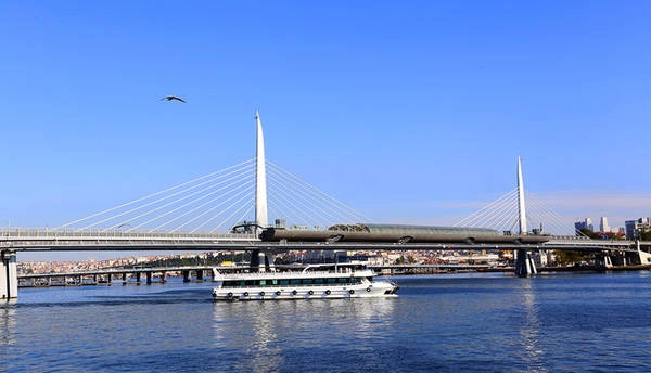 Với 2h du ngoạn, du khách có thể vãn cảnh thành phố Istanbul nằm vắt mình qua hai lục địa Á - Âu, ngăn cách bởi vịnh Bosphorus và kết nối bởi ba cây cầu. Với 2h du ngoạn, du khách có thể vãn cảnh thành phố Istanbul nằm vắt mình qua hai lục địa Á - Âu, ngăn cách bởi vịnh Bosphorus và kết nối bởi ba cây cầu.