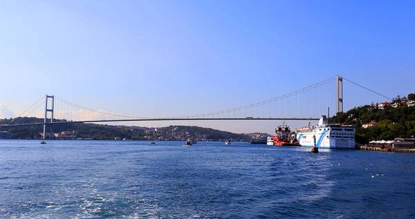 Dọc eo biển, du thuyền đi qua gầm cầu Bosphorus. Cây cầu này cũng gắn liền với sự kiện ngày 15/7/2016, hơn 290 người thiệt mạng và khoảng 1.400 người bị thương khi một nhóm binh sĩ điều khiển xe tăng, trực thăng tấn công, chiến đấu cơ đảo chính nhưng không thành công. Dọc eo biển, du thuyền đi qua gầm cầu Bosphorus. Cây cầu này cũng gắn liền với sự kiện ngày 15/7/2016, hơn 290 người thiệt mạng và khoảng 1.400 người bị thương khi một nhóm binh sĩ điều khiển xe tăng, trực thăng tấn công, chiến đấu cơ đảo chính nhưng không thành công.