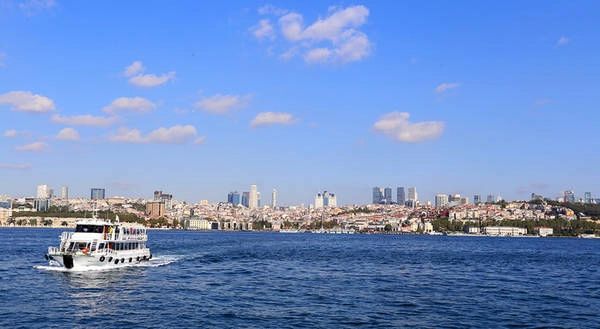 Theo hướng dẫn viên, Bosphorus là một trong những đường thủy tấp nập nhất thế giới với khoảng 48.000 tàu đi qua eo biển này hàng năm, nhiều hơn 3 lần so với kênh đào Suez và 4 lần kênh đào Panama. Chính vì thế đã tạo nên thành phố Istanbul sầm uất, và đông dân nhất Thổ Nhĩ Kỳ và châu Âu (khoảng 14,6 triệu dân). Theo hướng dẫn viên, Bosphorus là một trong những đường thủy tấp nập nhất thế giới với khoảng 48.000 tàu đi qua eo biển này hàng năm, nhiều hơn 3 lần so với kênh đào Suez và 4 lần kênh đào Panama. Chính vì thế đã tạo nên thành phố Istanbul sầm uất, và đông dân nhất Thổ Nhĩ Kỳ và châu Âu (khoảng 14,6 triệu dân).