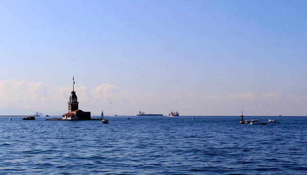 Eo biển Bosphorus nằm ở vị trí đông bắc biển Marmara nối với biển Đen, kết nối 2 bờ Âu - Á. Nhờ thế, các tour du thuyền trên biển rất phát triển tại đây. Qua eo biển này còn có một hòn đảo nhỏ, nơi có một nhà thờ cổ. Eo biển Bosphorus nằm ở vị trí đông bắc biển Marmara nối với biển Đen, kết nối 2 bờ Âu - Á. Nhờ thế, các tour du thuyền trên biển rất phát triển tại đây. Qua eo biển này còn có một hòn đảo nhỏ, nơi có một nhà thờ cổ.