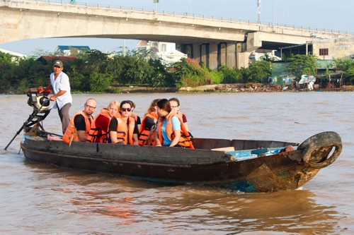 Du khách nên mặc áo phao, mang theo hành lý gọn nhẹ khi du lịch miền sông nước. Du khách nên mặc áo phao, mang theo hành lý gọn nhẹ khi du lịch miền sông nước.