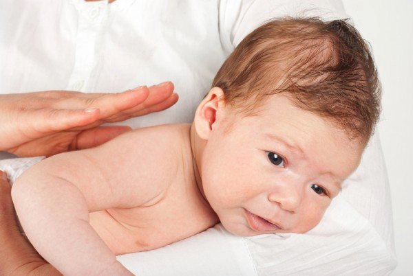 Hướng dẫn vỗ lưng ợ hơi cho bé sau khi bú