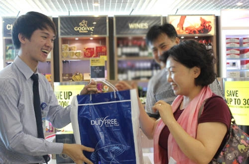 Nếu bay chuyến quốc tế, bạn có thể mua những món hàng hiệu từ mọi thương hiệu nổi tiếng trên thế giới tại cửa hàng miễn thuế. Nếu bay chuyến quốc tế, bạn có thể mua những món hàng hiệu từ mọi thương hiệu nổi tiếng trên thế giới tại cửa hàng miễn thuế.