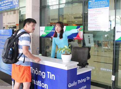 Hiện Cảng Hàng không Quốc tế Tân Sơn Nhất (TIA) có 5 quầy thông tin (3 quầy tại ga quốc tế, 2 quầy tại ga quốc nội). Hành khách có thể nhờ nhân viên tại đây trợ giúp thông tin về chuyến bay nối chuyến quốc tế, quốc nội, các dịch vụ hàng không, phi hàng không… Hotline TIA: 08.38485634. Hiện Cảng Hàng không Quốc tế Tân Sơn Nhất (TIA) có 5 quầy thông tin (3 quầy tại ga quốc tế, 2 quầy tại ga quốc nội). Hành khách có thể nhờ nhân viên tại đây trợ giúp thông tin về chuyến bay nối chuyến quốc tế, quốc nội, các dịch vụ hàng không, phi hàng không… Hotline TIA: 08.38485634.
