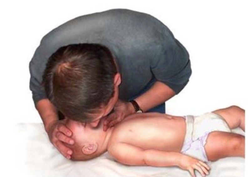 Người cấp cứu thổi ngạt 5 lần theo nguyên tắc cấp cứu