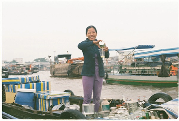 Không sợ sông nước xô đẩy, các chị vẫn có thể đứng và chế cà phê cho khách. Ảnh: Phong Vinh. Không sợ sông nước xô đẩy, các chị vẫn có thể đứng và chế cà phê cho khách. Ảnh: Phong Vinh.
