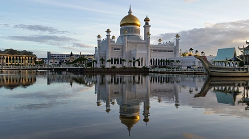 Nhà thờ Hồi giáo Omar Ali Saifuddien là điểm đến hút khách ở Brunei. Ảnh: Travel Sisters.