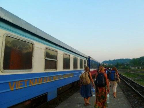 Nhiều du khách chọn cách đi tàu hỏa lên Lào Cai trước khi tới Sa Pa. Nhiều du khách chọn cách đi tàu hỏa lên Lào Cai trước khi tới Sa Pa.
