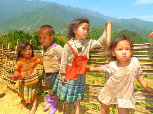 Những đứa trẻ người dân tộc thiểu số bạn có thể bắt gặp suốt chặng đường trekking. Những đứa trẻ người dân tộc thiểu số bạn có thể bắt gặp suốt chặng đường trekking.