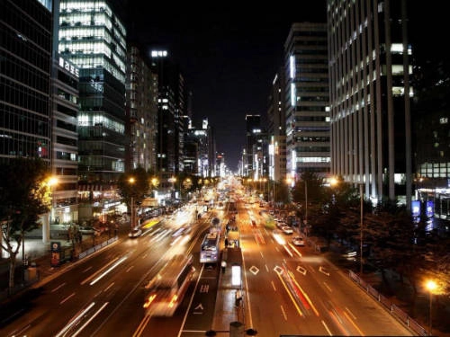 Đường phố nhộn nhịp và lấp lánh ánh đèn ở Seoul.