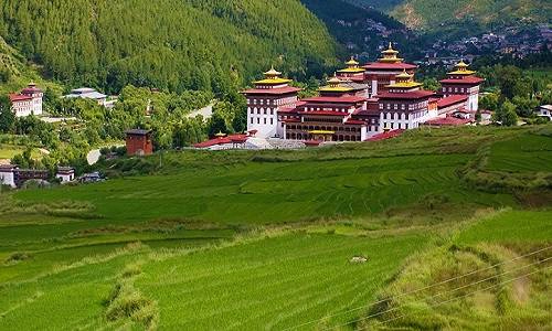 Chính phủ Bhutan tập trung vào việc truyền bá văn hóa quốc gia thông qua du lịch nhiều hơn là quan tâm đến lợi ích kinh tế mà ngành này mang lại. Ảnh: Heavenlybhutan Chính phủ Bhutan tập trung vào việc truyền bá văn hóa quốc gia thông qua du lịch nhiều hơn là quan tâm đến lợi ích kinh tế mà ngành này mang lại. Ảnh: Heavenlybhutan