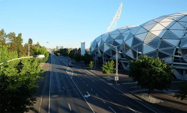 Các công trình nghệ thuật khắp nơi Bên cạnh việc bảo tồn các công trình cổ, Melbourne là một trong những thành phố đầu tư nhiều nhất cho nghệ thuật hiện đại. Ở đây có rất nhiều sân vận động, bảo tàng, tòa nhà mang hình dáng khác lạ.
