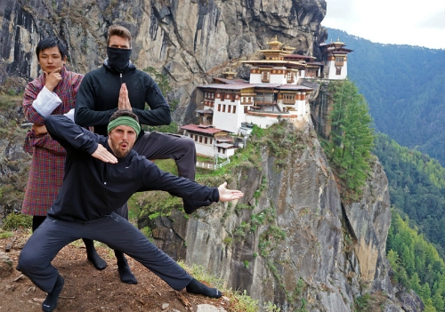 Du khách tạo dáng trước tu viện Paro Taktsang, hay còn gọi là đền Hang Hổ. Ảnh: Tourist 2 Townie. Du khách tạo dáng trước tu viện Paro Taktsang, hay còn gọi là đền Hang Hổ. Ảnh: Tourist 2 Townie.