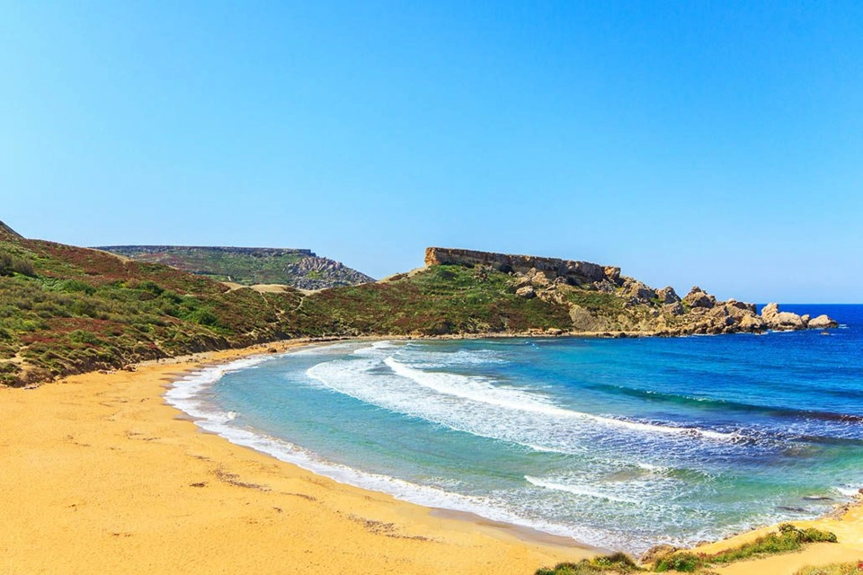 Malta có 12 bãi biển được Quỹ giáo dục môi trường (FEE) trao Blue Flag (một giải thưởng dành cho những bờ biển đáp ứng đầy đủ tiêu chuẩn nghiêm ngặt về chất lượng nước, sự an toàn và các dịch vụ liên quan). Thêm vào đó, ba bờ biển gồm Ghajin Tuffieha, Golden Bay và Ghadira Bay cũng đứng thứ hạng cao trong danh sách những điểm lướt sóng tuyệt vời. Malta có 12 bãi biển được Quỹ giáo dục môi trường (FEE) trao Blue Flag (một giải thưởng dành cho những bờ biển đáp ứng đầy đủ tiêu chuẩn nghiêm ngặt về chất lượng nước, sự an toàn và các dịch vụ liên quan). Thêm vào đó, ba bờ biển gồm Ghajin Tuffieha, Golden Bay và Ghadira Bay cũng đứng thứ hạng cao trong danh sách những điểm lướt sóng tuyệt vời.