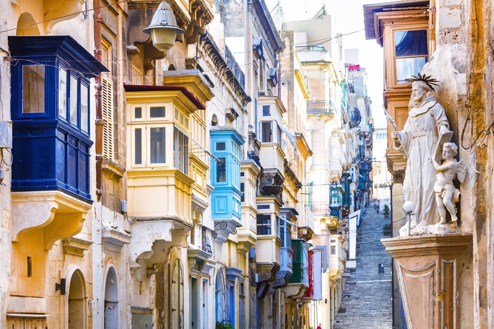 Bên cạnh cảnh quan thiên nhiên ấn tượng, thủ đô Valletta của Malta còn được mệnh danh là “bảo tàng ngoài trời” với rất nhiều đường phố, nhà thờ, pháo đài và chiến trường cổ xưa. Bên cạnh cảnh quan thiên nhiên ấn tượng, thủ đô Valletta của Malta còn được mệnh danh là “bảo tàng ngoài trời” với rất nhiều đường phố, nhà thờ, pháo đài và chiến trường cổ xưa.