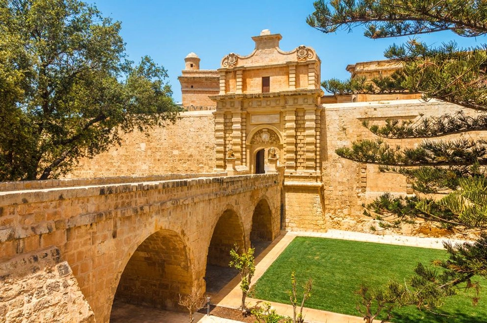 Nếu bạn yêu thích series phim Game of Thrones, bạn nên đến thăm Tu viện St Dominic, cổng Mdina, pháo đài Ricasoli, cung điện San Anton… Đây là những địa điểm tại Malta được nhà sản xuất bom tấn lấy cảm hứng làm bối cảnh phim. Nếu bạn yêu thích series phim Game of Thrones, bạn nên đến thăm Tu viện St Dominic, cổng Mdina, pháo đài Ricasoli, cung điện San Anton… Đây là những địa điểm tại Malta được nhà sản xuất bom tấn lấy cảm hứng làm bối cảnh phim.