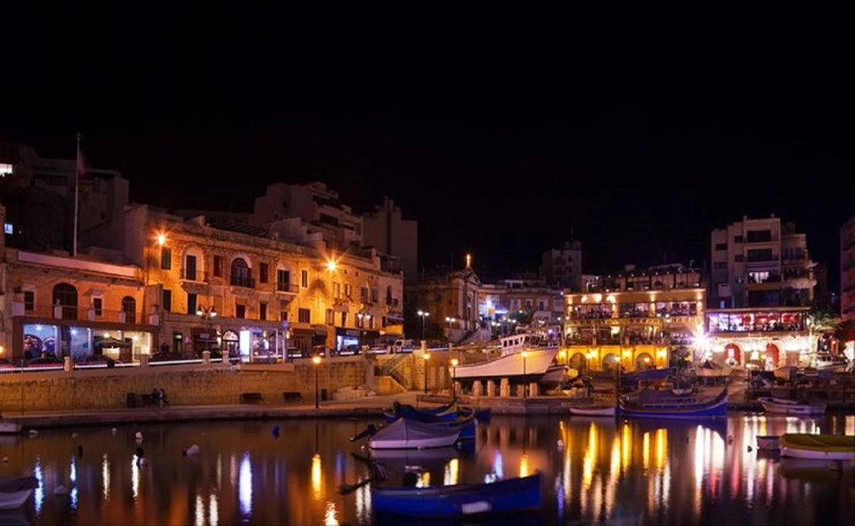 Các hoạt động về đêm ở Malta cũng rất đa dạng. St Julian và Paceville là nơi tuyệt vời để bạn thưởng thức một ly cocktail và ngắm cảnh đường phố. Trong khi Qawra có nhiều quán bar nhộn nhịp thì Sliema có hàng loạt nhà hàng sang trọng. Bạn cũng có thể ghé thăm quảng trưởng Bugibba sôi động với những hoạt động âm nhạc náo nhiệt. Các hoạt động về đêm ở Malta cũng rất đa dạng. St Julian và Paceville là nơi tuyệt vời để bạn thưởng thức một ly cocktail và ngắm cảnh đường phố. Trong khi Qawra có nhiều quán bar nhộn nhịp thì Sliema có hàng loạt nhà hàng sang trọng. Bạn cũng có thể ghé thăm quảng trưởng Bugibba sôi động với những hoạt động âm nhạc náo nhiệt.