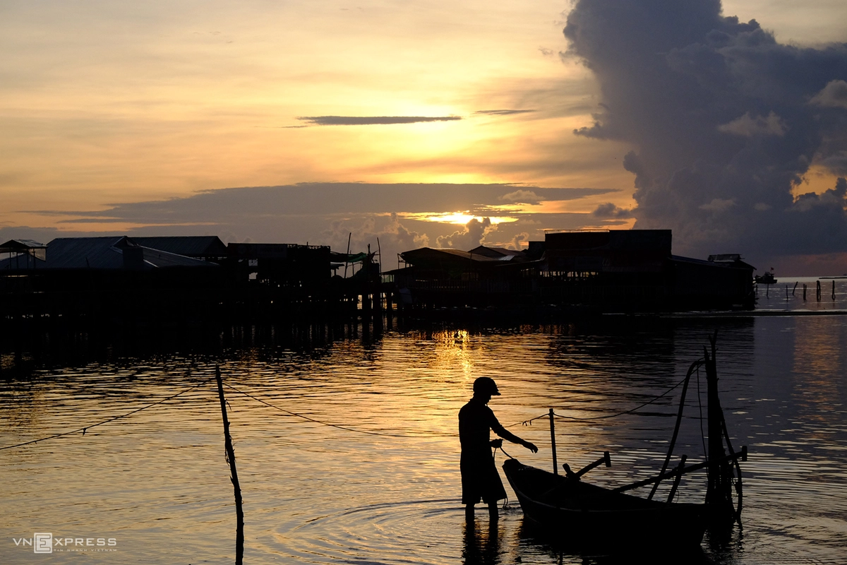 Làng chài Hàm Ninh nằm trên bờ biển phía Ðông đảo, thuộc xã Hàm Ninh, huyện đảo Phú Quốc, cách trung tâm thị trấn Dương Đông khoảng 20 km về hướng Đông Bắc. Nơi đây được nhiều người chọn là một trong những điểm ngắm bình minh đẹp nhất Phú Quốc vì có địa thế núi phía sau lưng, trước mặt là biển. Người dân có thể dễ dàng di chuyển, xây nhà bè đánh bắt cá và buôn bán gần bờ vì biển Hàm Ninh ra xa vài trăm mét vẫn còn cạn.