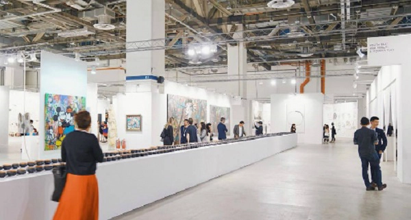 Diễn ra từ ngày 17 đến 28/1, Singapore Art Week (Tuần lễ Nghệ thuật Singapore) là sự kiện thường niên và năm nay là lần thứ 6 được tổ chức. Tuần lễ gồm hơn 100 sự kiện khác nhau từ hội chợ nghệ thuật, khai trương phòng triển lãm cho đến các hoạt động tham quan trên khắp đảo quốc Sư Tử. Tuần lễ có ba chủ đề chính là Khám phá (Discovery), Trải nghiệm (Experience) và Tương tác (Engage). Diễn ra từ ngày 17 đến 28/1, Singapore Art Week (Tuần lễ Nghệ thuật Singapore) là sự kiện thường niên và năm nay là lần thứ 6 được tổ chức. Tuần lễ gồm hơn 100 sự kiện khác nhau từ hội chợ nghệ thuật, khai trương phòng triển lãm cho đến các hoạt động tham quan trên khắp đảo quốc Sư Tử. Tuần lễ có ba chủ đề chính là Khám phá (Discovery), Trải nghiệm (Experience) và Tương tác (Engage).
