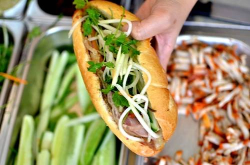Bánh mì kẹp thịt là một trong những món ăn không thể bỏ qua khi du khách tới Việt Nam. Ảnh: A.Phương. Bánh mì kẹp thịt là một trong những món ăn không thể bỏ qua khi du khách tới Việt Nam. Ảnh: A.Phương.