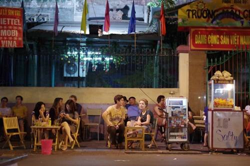 Bạn có thể thưởng thức cốc bia hơi mát lạnh với giá dưới một USD ở quán vỉa hè. Ảnh: Hương Chi. ly-do-viet-nam-se-la-diem-den-noi-bat-o-dong-nam-a-ivivu-2