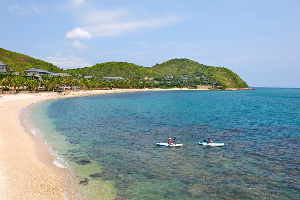 Thành phố Tam Á (Trung Quốc) sở hữu 50 km bờ biển dành riêng phục vụ cho du lịch cùng các vịnh đảo nguyên sơ bao quanh trung tâm. Tam Á mang khí hậu nhiệt đới quanh năm với nhiệt độ trung bình hàng ngày 26 độ C. Thời tiết lý tưởng này là một trong những lý do khách quốc tế trốn mùa đông lạnh ở nước họ để tận hưởng thiên nhiên dịu mát, khám phá những bãi biển và khu rừng nhiệt đới nơi đây. Ảnh: MadarinOriental. Thành phố Tam Á (Trung Quốc) sở hữu 50 km bờ biển dành riêng phục vụ cho du lịch cùng các vịnh đảo nguyên sơ bao quanh trung tâm. Tam Á mang khí hậu nhiệt đới quanh năm với nhiệt độ trung bình hàng ngày 26 độ C. Thời tiết lý tưởng này là một trong những lý do khách quốc tế trốn mùa đông lạnh ở nước họ để tận hưởng thiên nhiên dịu mát, khám phá những bãi biển và khu rừng nhiệt đới nơi đây. Ảnh: MadarinOriental.