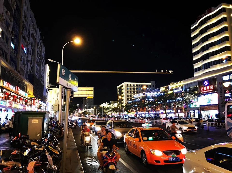Trung tâm thành phố Tam Á là điểm đến sôi động không thể bỏ lỡ cho du khách đến tham quan. Thành phố biển này phục vụ du khách bất kể ngày đêm với đầy đủ dịch vụ góp phần giúp kỳ nghỉ của khách du lịch thêm sôi động. Những trung tâm thương mại xa hoa trong thành phố sẽ đáp ứng mọi nhu cầu mua sắm của du khách. Ngoài ra, du khách có thể ghé chợ đêm Tam Á thưởng thức các món ăn đường phố với giá cả rất hợp lý. Ảnh: @mrstatiana. Trung tâm thành phố Tam Á là điểm đến sôi động không thể bỏ lỡ cho du khách đến tham quan. Thành phố biển này phục vụ du khách bất kể ngày đêm với đầy đủ dịch vụ góp phần giúp kỳ nghỉ của khách du lịch thêm sôi động. Những trung tâm thương mại xa hoa trong thành phố sẽ đáp ứng mọi nhu cầu mua sắm của du khách. Ngoài ra, du khách có thể ghé chợ đêm Tam Á thưởng thức các món ăn đường phố với giá cả rất hợp lý. Ảnh: @mrstatiana.