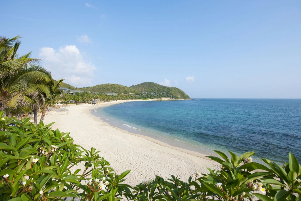 Vịnh Á Long (Yalong Bay): Cách trung tâm thành phố Tam Á 20 km về phía đông, vịnh Á Long (Yalong) sở hữu nhiều khách sạn và khu nghỉ dưỡng hạng sang, chiều lòng du khách thích sự yên tĩnh. Các bãi biển xung quanh vịnh Á Long cũng không quá đông đúc, du khách sẽ tận hưởng trọn vẹn vẻ đẹp biển đảo trên những bãi cát trắng mịn được giữ vệ sinh thường xuyên. Ảnh: @liji_moni, kaka_travel. Vịnh Á Long (Yalong Bay): Cách trung tâm thành phố Tam Á 20 km về phía đông, vịnh Á Long (Yalong) sở hữu nhiều khách sạn và khu nghỉ dưỡng hạng sang, chiều lòng du khách thích sự yên tĩnh. Các bãi biển xung quanh vịnh Á Long cũng không quá đông đúc, du khách sẽ tận hưởng trọn vẹn vẻ đẹp biển đảo trên những bãi cát trắng mịn được giữ vệ sinh thường xuyên. Ảnh: @liji_moni, kaka_travel.