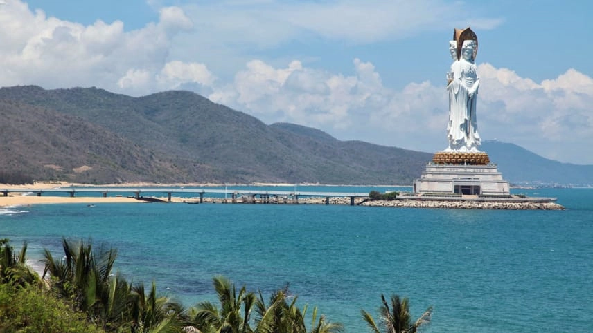 Tượng Quan Âm Nam Hải: Toạ lạc trong khuôn viên chùa Nam Sơn, tượng Quan Âm Nam Hải hiện hữu như biểu tượng của thành phố Tam Á, khi bất kỳ du khách nào đến đây du lịch đều ghé thăm chiêm bái. Bức tượng Quan Âm cao 108 m nổi bật trên đảo Hải Nam là pho tượng lớn thứ 4 trên thế giới với tạo hình 3 mặt của Phật Bà. Ảnh: CNN. Tượng Quan Âm Nam Hải: Toạ lạc trong khuôn viên chùa Nam Sơn, tượng Quan Âm Nam Hải hiện hữu như biểu tượng của thành phố Tam Á, khi bất kỳ du khách nào đến đây du lịch đều ghé thăm chiêm bái. Bức tượng Quan Âm cao 108 m nổi bật trên đảo Hải Nam là pho tượng lớn thứ 4 trên thế giới với tạo hình 3 mặt của Phật Bà. Ảnh: CNN.