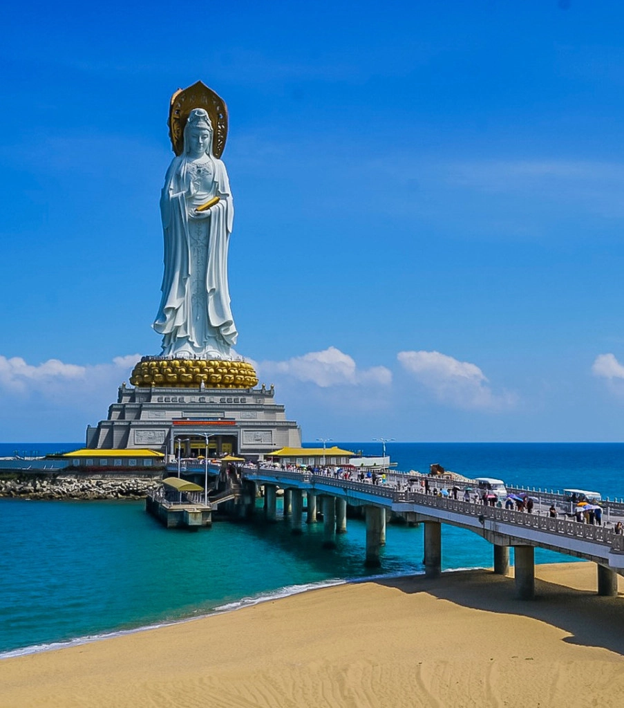Pho tượng Quan Âm khổng lồ có chân đế đoá sen 108 cánh đặt bên bờ biển, 3 mặt của Phật Bà nhìn vào thành phố và hướng ra biển đại diện cho sự thanh bình, trí tuệ và lòng từ bi. Cũng chính trong bom tấn Cá mập siêu bạo chúa, pho tượng Quan Âm hiện lên nổi bật khi giới thiệu về điểm đến vịnh Tam Á. Ảnh: @suwandatjandra. Pho tượng Quan Âm khổng lồ có chân đế đoá sen 108 cánh đặt bên bờ biển, 3 mặt của Phật Bà nhìn vào thành phố và hướng ra biển đại diện cho sự thanh bình, trí tuệ và lòng từ bi. Cũng chính trong bom tấn Cá mập siêu bạo chúa, pho tượng Quan Âm hiện lên nổi bật khi giới thiệu về điểm đến vịnh Tam Á. Ảnh: @suwandatjandra.
