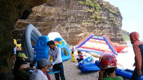 Một số trò chơi được dựng ở khu vực hang Câu. Ảnh: Cao Ngọc Cảnh.
