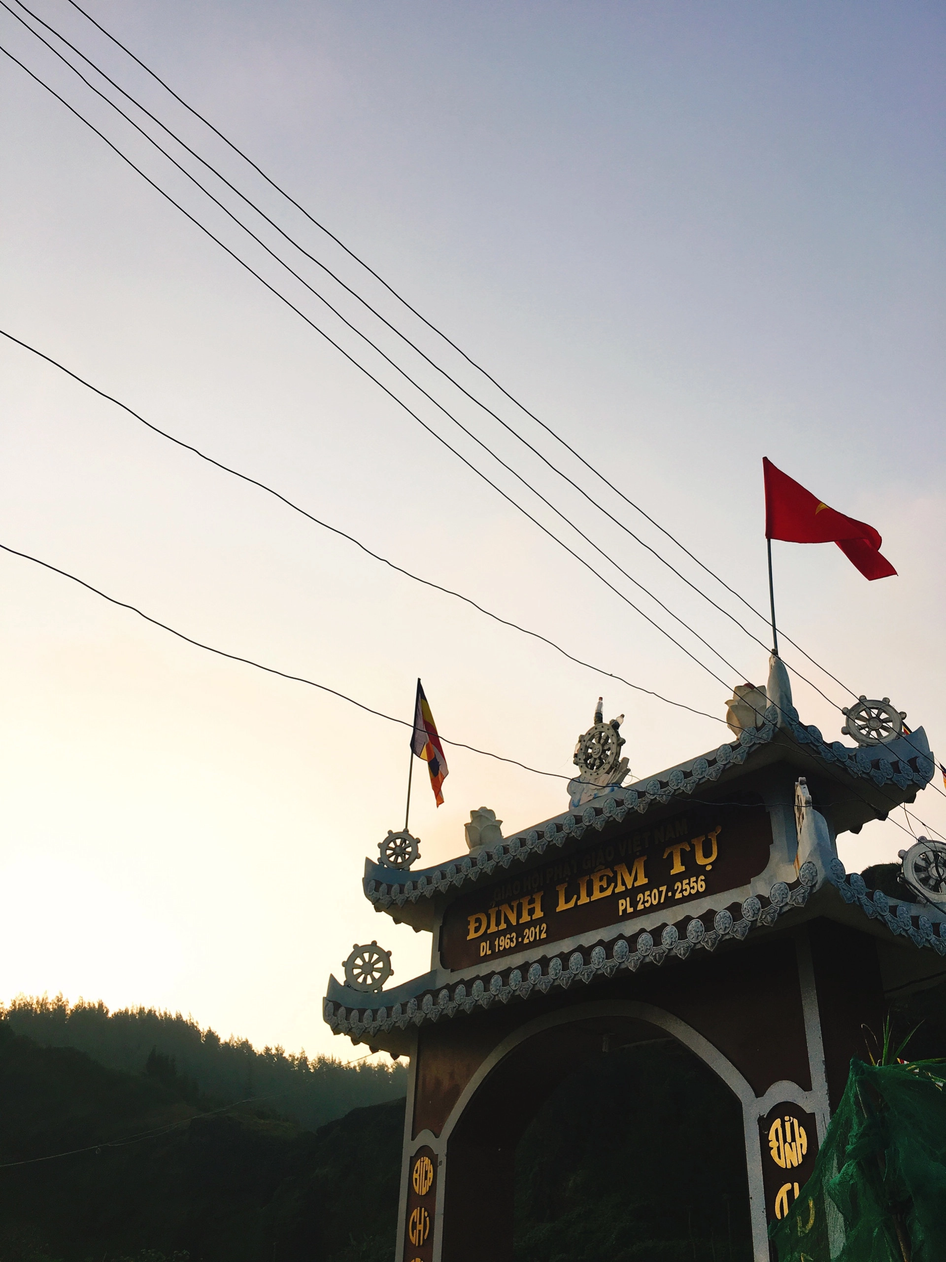 Cổng vào Chùa Đục. Cổng vào Chùa Đục.