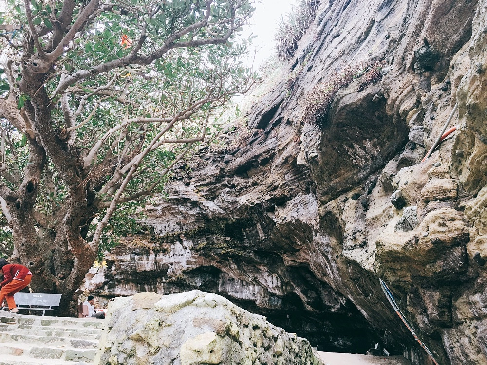Cận cạnh khối đá khổng lồ bao phủ Chùa Hang. Cận cạnh khối đá khổng lồ bao phủ Chùa Hang.
