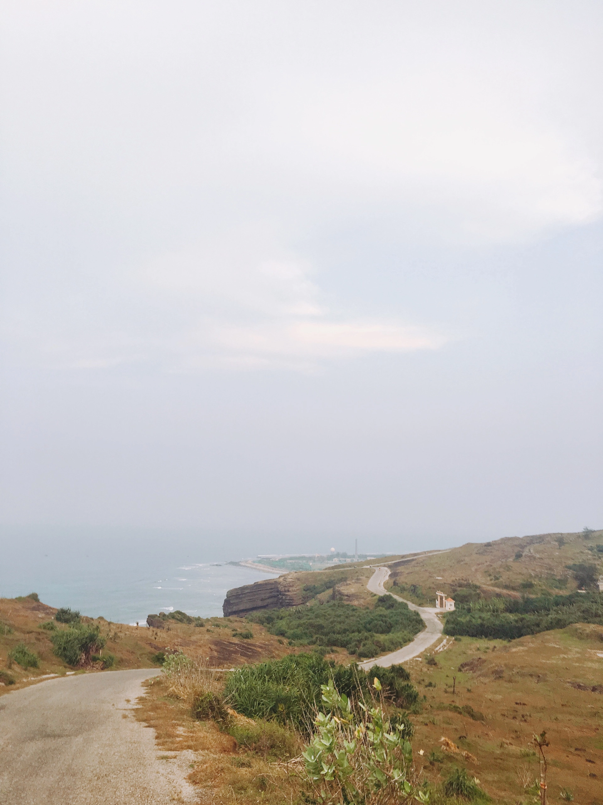 Con đường nhựa trải dài dẫn xuống đỉnh núi. Con đường nhựa trải dài dẫn xuống đỉnh núi.