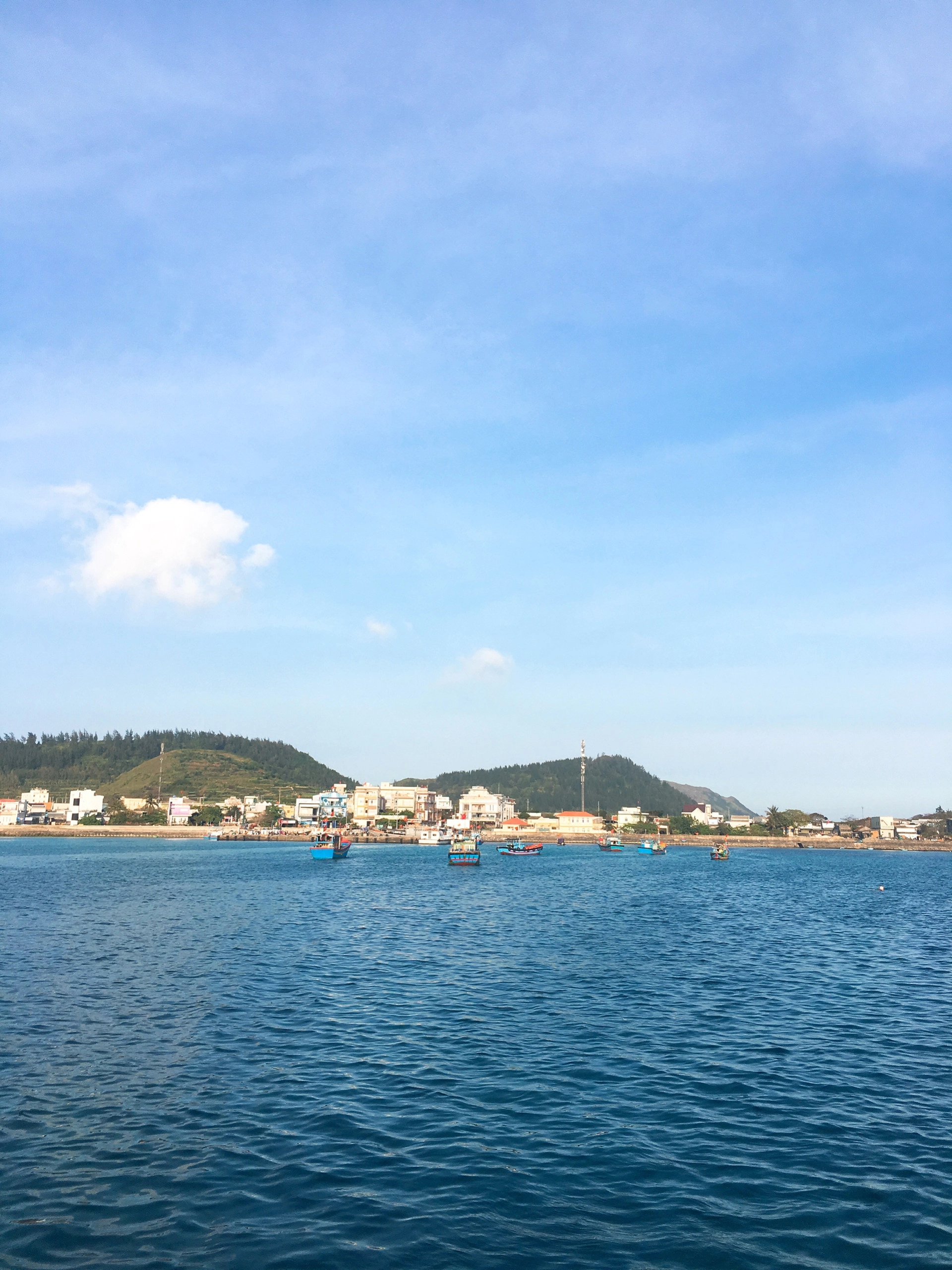 Lý Sơn dần hiện ra trước mũi tàu tôi đứng. Lý Sơn dần hiện ra trước mũi tàu tôi đứng.