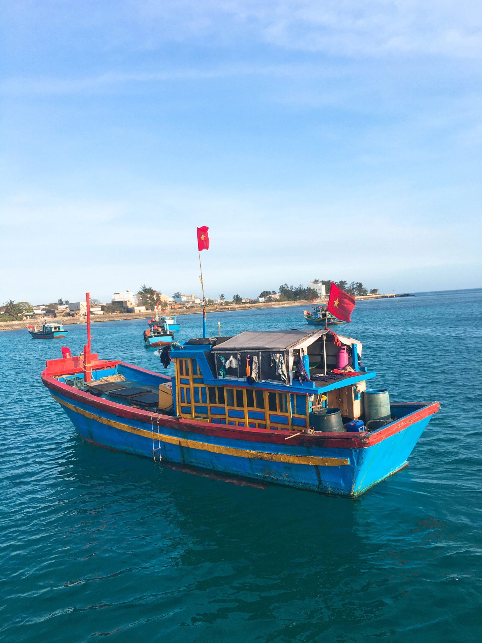 Một chiếc tàu gỗ của ngư dân làng chài. Một chiếc tàu gỗ của ngư dân làng chài.