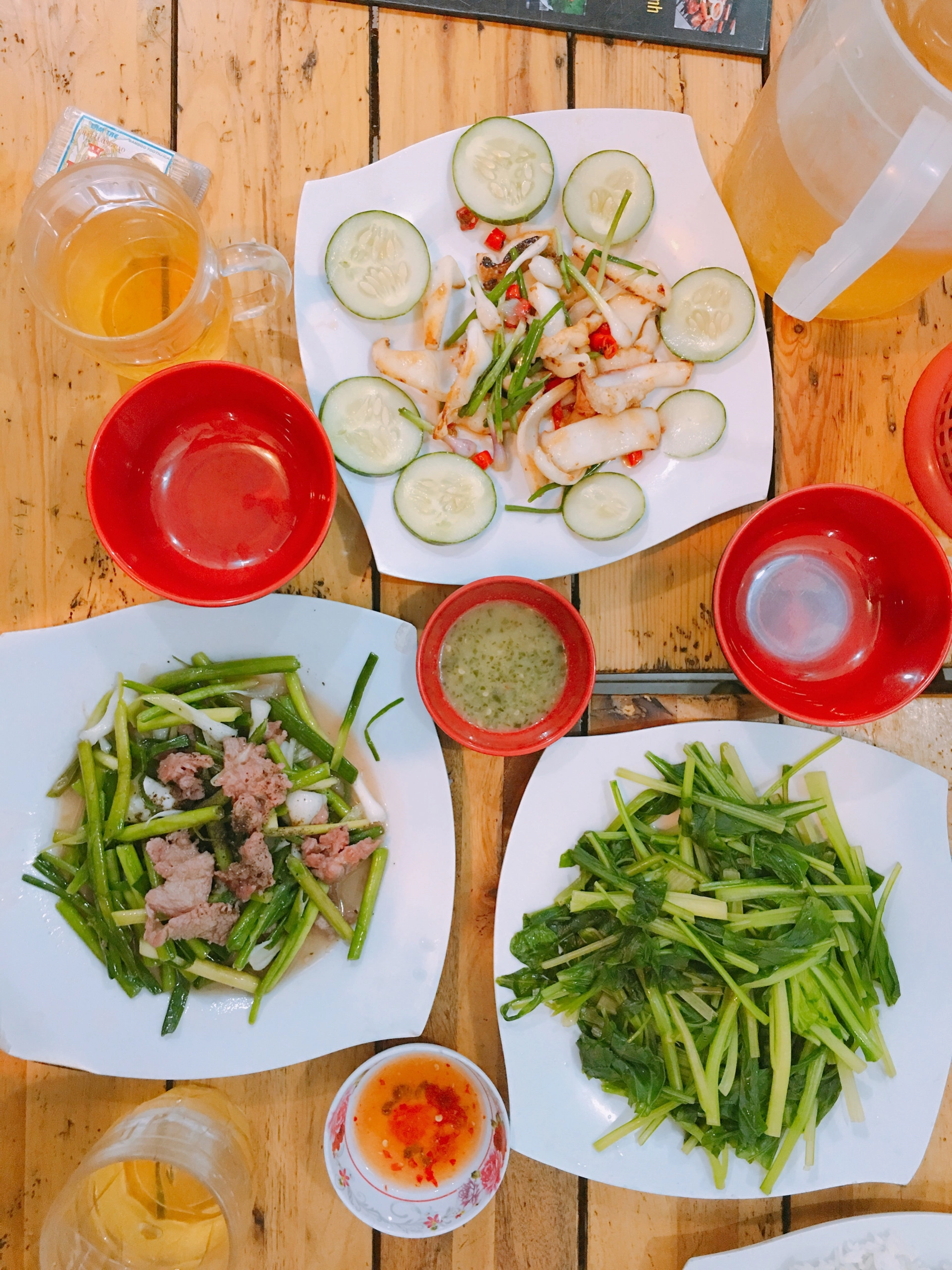 Bữa ăn đầy đủ với mực chiên, thịt bò xào rau tỏi, cải luộc với mù tạt. Bữa ăn đầy đủ với mực chiên, thịt bò xào rau tỏi, cải luộc với mù tạt.