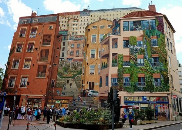 40 năm qua một nhóm họa sĩ vẽ tranh tường ở Lyon (Pháp) đã biến thành phố này thành phòng trưng bày nghệ thuật ngoài trời. Những bức tranh tường khổng lồ được vẽ theo phong cách Trompe-l'œil (kỹ thuật vẽ đánh lừa thị giác) trên nhiều tường tòa nhà lớn. Những bức tranh vẽ sự kiện lịch sử, người nổi tiếng hoặc biểu tượng cuộc sống hàng ngày. Đến nay Lyon sở hữu tới hơn 150 bức tranh tường. 40 năm qua một nhóm họa sĩ vẽ tranh tường ở Lyon (Pháp) đã biến thành phố này thành phòng trưng bày nghệ thuật ngoài trời. Những bức tranh tường khổng lồ được vẽ theo phong cách Trompe-l'œil (kỹ thuật vẽ đánh lừa thị giác) trên nhiều tường tòa nhà lớn. Những bức tranh vẽ sự kiện lịch sử, người nổi tiếng hoặc biểu tượng cuộc sống hàng ngày. Đến nay Lyon sở hữu tới hơn 150 bức tranh tường.