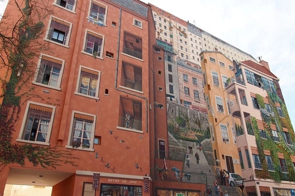 Một trong những dự án nổi tiếng nhất của họ là bức tranh rộng hơn 1.200 m2 có tên "Mur des Canuts" nằm ở quận Croix-Rousse. Bức tranh mô tả một cầu thang lớn ở giữa với các tòa nhà hai bên và đằng xa. Ở dưới cùng tranh là một số cửa hàng và một ngân hàng. Một trong những dự án nổi tiếng nhất của họ là bức tranh rộng hơn 1.200 m2 có tên "Mur des Canuts" nằm ở quận Croix-Rousse. Bức tranh mô tả một cầu thang lớn ở giữa với các tòa nhà hai bên và đằng xa. Ở dưới cùng tranh là một số cửa hàng và một ngân hàng.