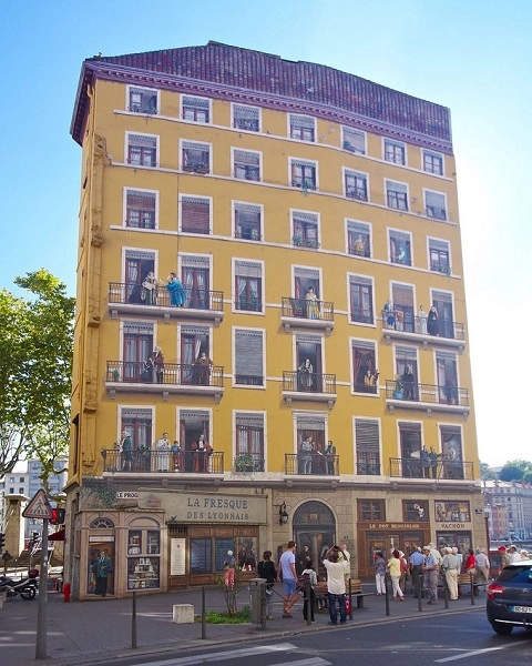 Một tác phẩm tranh tường đáng chú ý khác là "La Fresque des Lyonnais". Tranh vẽ lại 30 nhân vật nổi tiếng ở cả quá khứ và hiện tại của Lyon như hoàng đế Claudius, anh em nhà làm phim Lumière, nhà phát minh Joseph-Marie Jacquard, nhà văn Antoine de Saint-Exupéry... Một tác phẩm tranh tường đáng chú ý khác là "La Fresque des Lyonnais". Tranh vẽ lại 30 nhân vật nổi tiếng ở cả quá khứ và hiện tại của Lyon như hoàng đế Claudius, anh em nhà làm phim Lumière, nhà phát minh Joseph-Marie Jacquard, nhà văn Antoine de Saint-Exupéry...