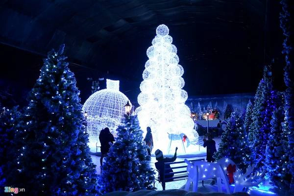 Sáng 18/12, một trung tâm thương mại tại phường Sơn Kỳ, quận Tân Phú, TP HCM mở cửa khu vui chơi mang tên Winter Sonata - Nơi tình yêu bắt đầu nhân dịp Giáng sinh.