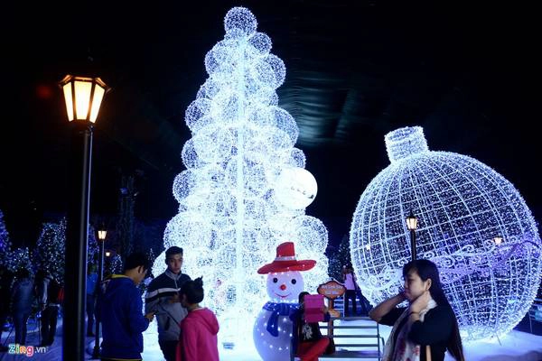 Trung tâm của khu vui chơi được trang trí bằng những quả cầu lớn với bóng đèn nháy.
