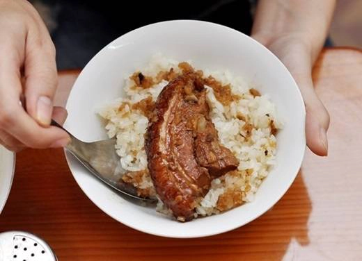 Đến từ mảnh đất Huế cổ kính, món xôi khâu nhục gồm hai phần chính: xôi thơm dẻo và thịt mỡ thơm ngon. Thịt được hấp cách thủy nên nhừ, tơi và thấm đều gia vị, phần da, mỡ heo không quá béo mà lại mềm tạo nên dấu ấn đặc trưng cho món xôi. Cùng với nước thịt không quá mặn, đậm đà, hạt xôi nóng hổi… không cần đợi Sài Gòn chuyển lạnh, bao tín đồ ẩm thực vẫn truy lùng món ăn này. (Ảnh: Internet) Đến từ mảnh đất Huế cổ kính, món xôi khâu nhục gồm hai phần chính: xôi thơm dẻo và thịt mỡ thơm ngon. Thịt được hấp cách thủy nên nhừ, tơi và thấm đều gia vị, phần da, mỡ heo không quá béo mà lại mềm tạo nên dấu ấn đặc trưng cho món xôi. Cùng với nước thịt không quá mặn, đậm đà, hạt xôi nóng hổi… không cần đợi Sài Gòn chuyển lạnh, bao tín đồ ẩm thực vẫn truy lùng món ăn này. (Ảnh: Internet)