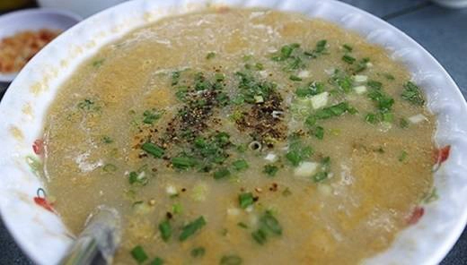 Nhum – hay còn gọi là nhím biển, cầu gai – là một món ăn rất bổ dưỡng cho sức khỏe. Vì vậy, cháo nhum đang được người Sài Gòn yêu thích. Thoạt nhìn, tô cháo nhum không khác gì cháo tôm, cháo mực hay cháo thịt, nhưng chỉ cần húp một muỗng cháo nóng hổi, cảm nhận vị tiêu, hành cay cay, hăng hăng và lẫn đâu đó chút thịt nhum ngòn ngọt là người ăn sẽ thấy dễ chịu ngay lập tức. (Ảnh: Internet) Nhum – hay còn gọi là nhím biển, cầu gai – là một món ăn rất bổ dưỡng cho sức khỏe. Vì vậy, cháo nhum đang được người Sài Gòn yêu thích. Thoạt nhìn, tô cháo nhum không khác gì cháo tôm, cháo mực hay cháo thịt, nhưng chỉ cần húp một muỗng cháo nóng hổi, cảm nhận vị tiêu, hành cay cay, hăng hăng và lẫn đâu đó chút thịt nhum ngòn ngọt là người ăn sẽ thấy dễ chịu ngay lập tức. (Ảnh: Internet)