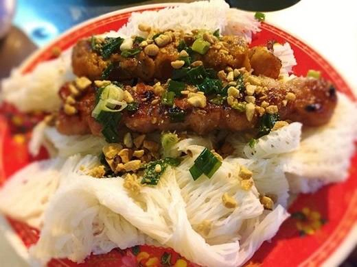 Hứa hẹn “gây bão” trong giới ăn vặt Sài Gòn, bò đun bánh hỏi gây ấn tượng bởi sự lạ miệng và sáng tạo. Thịt bò được cuộn với ít mỡ heo và hành tây, nướng vừa tới nên giữ được độ mềm, không bị khô mà lại có độ giòn sần sật của hành tây ở bên trong. Ăn kèm với bánh hỏi mỡ hành đậu phộng và chấm nước mắm chua ngọt, bò đun bánh hỏi mang lại cho người ăn cảm giác ngon miệng một cách tròn đầy. (Ảnh: Internet) Hứa hẹn “gây bão” trong giới ăn vặt Sài Gòn, bò đun bánh hỏi gây ấn tượng bởi sự lạ miệng và sáng tạo. Thịt bò được cuộn với ít mỡ heo và hành tây, nướng vừa tới nên giữ được độ mềm, không bị khô mà lại có độ giòn sần sật của hành tây ở bên trong. Ăn kèm với bánh hỏi mỡ hành đậu phộng và chấm nước mắm chua ngọt, bò đun bánh hỏi mang lại cho người ăn cảm giác ngon miệng một cách tròn đầy. (Ảnh: Internet)