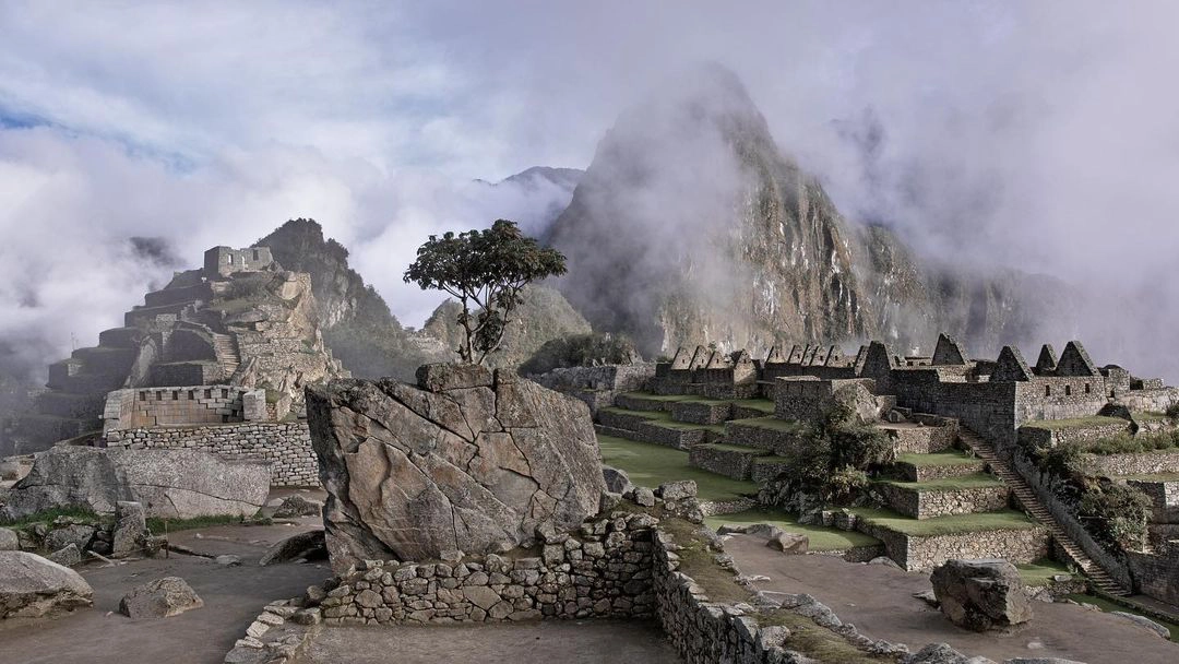Machu Picchu nằm ở độ cao 2430m so với mực nước biển và thường xuyên được mây mù bao phủ