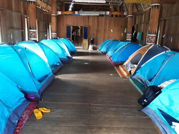 Nếu bạn muốn ở lại trong nhà Rông trải nghiệm không khí đêm sương lạnh của Măng Đen, khu du lịch cũng có dịch vụ cho thuê lều có thể ngủ được hai người mỗi lều, giá 120.000 đồng một đêm.
